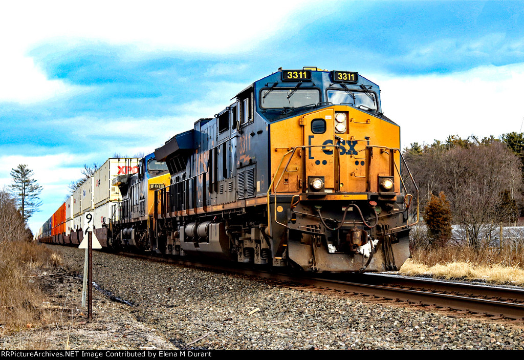 CSX 3311 on I-158